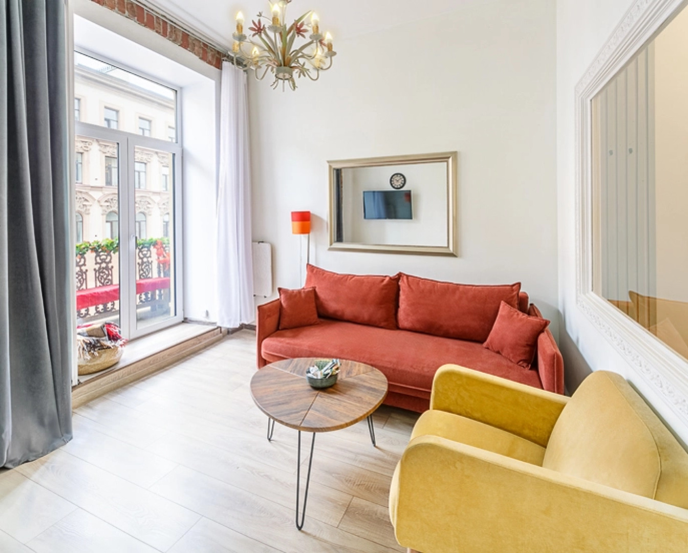 Апартаменты на Большом 13 Балкон