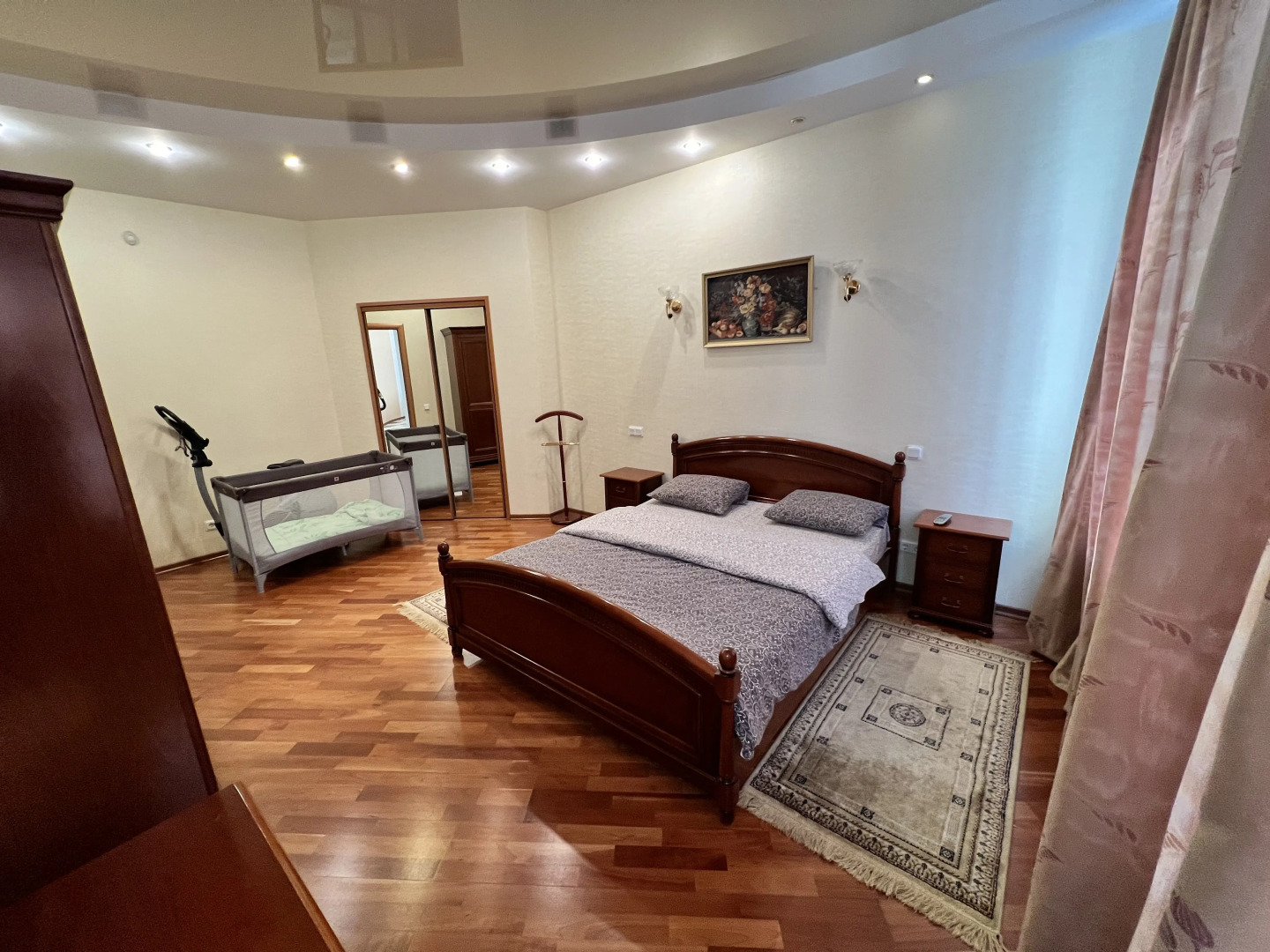 Трехкомнатная квартира с сауной и джакузи Парковка