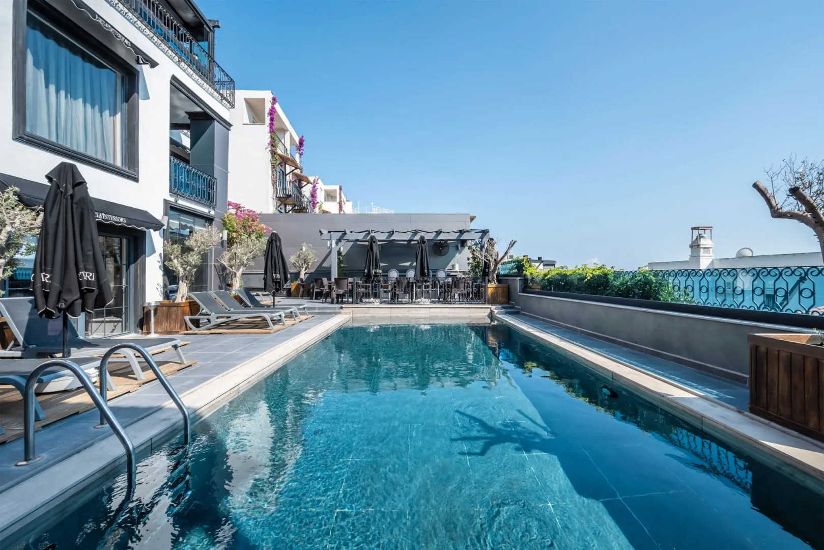 Отель Art & Interiors