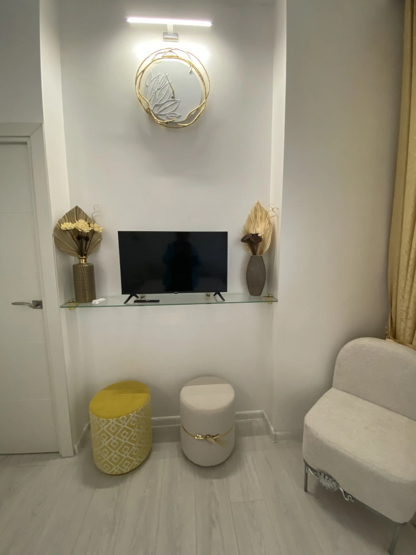 Апартаменты в современном стиле с камином