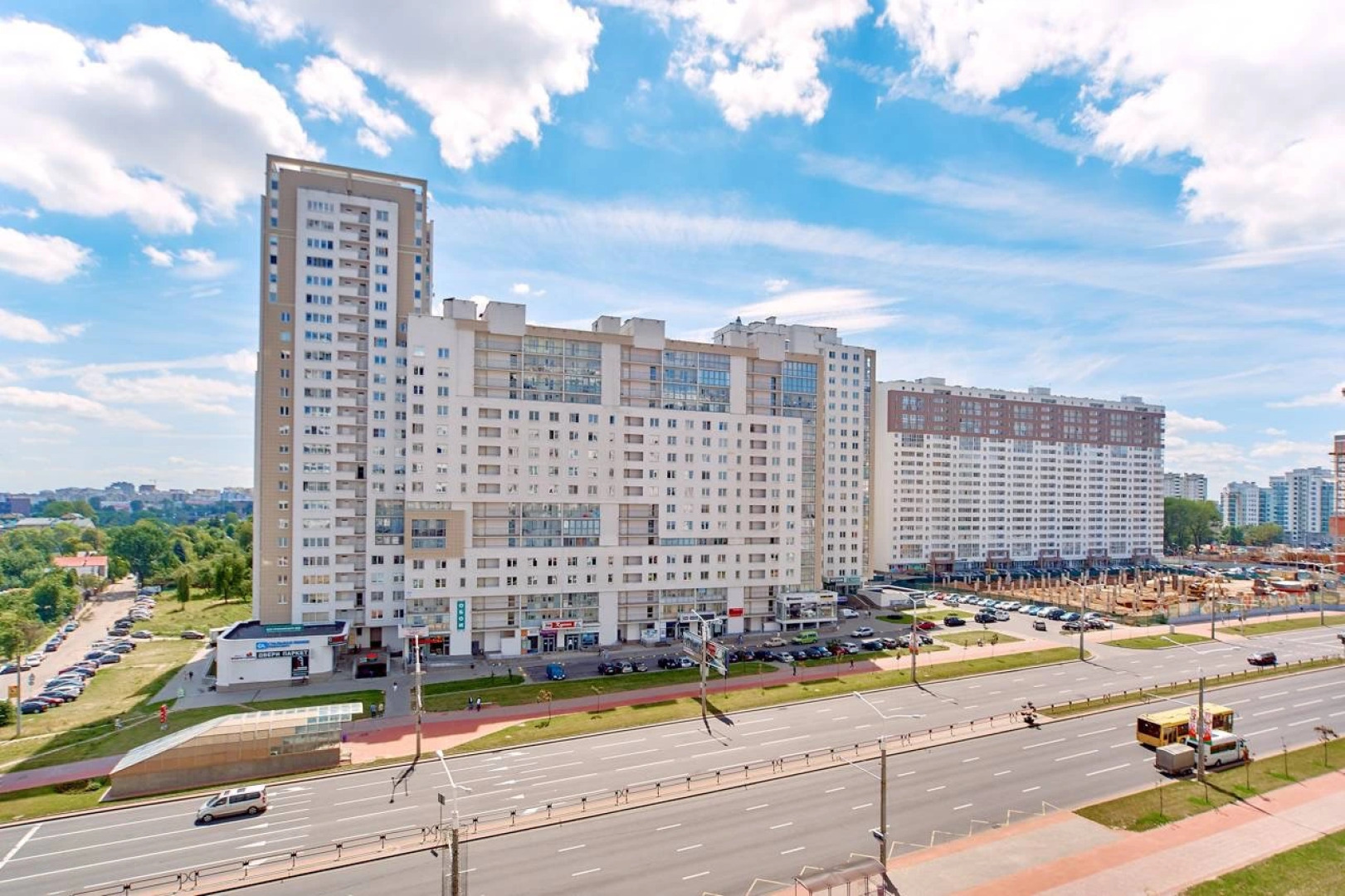 Квартира на сутки В центре Метро в шаговой доступности Кухня объединена с жилой зоной Отдельная спальня Wi-Fi