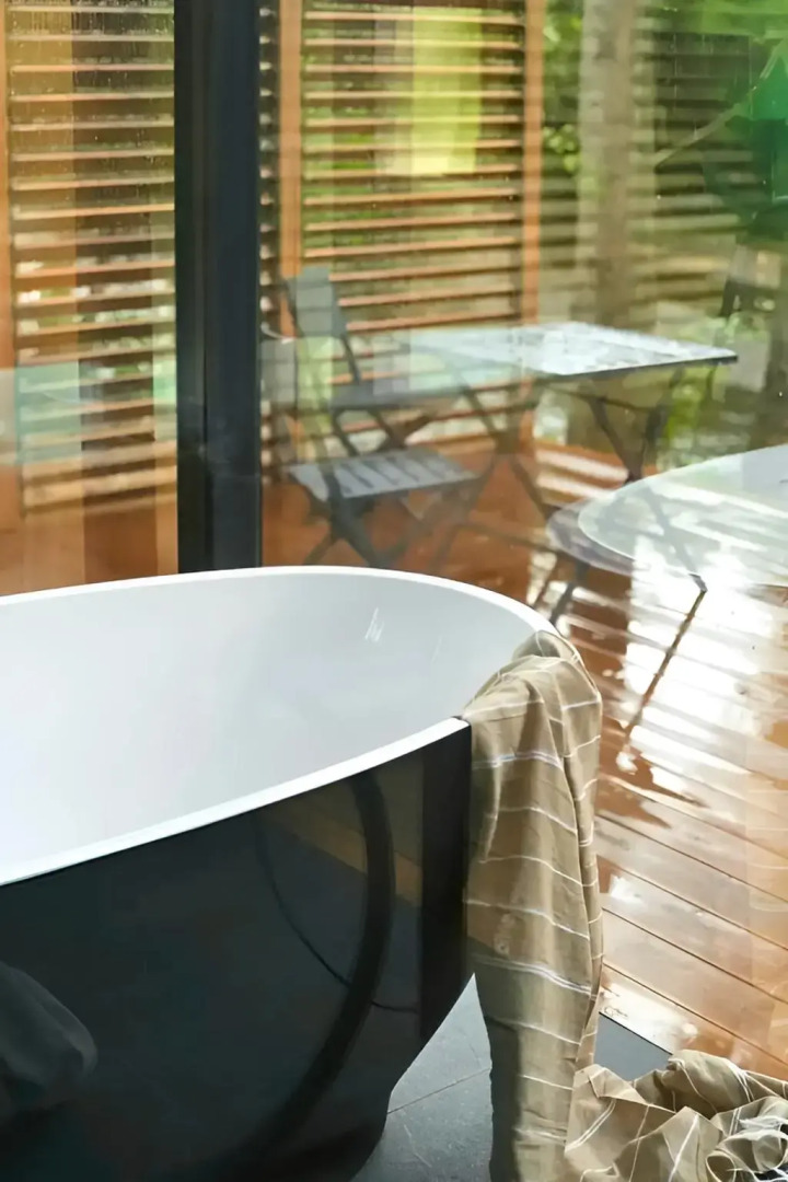 Частный Дом на Берегу Реки с Авторским Дизайном