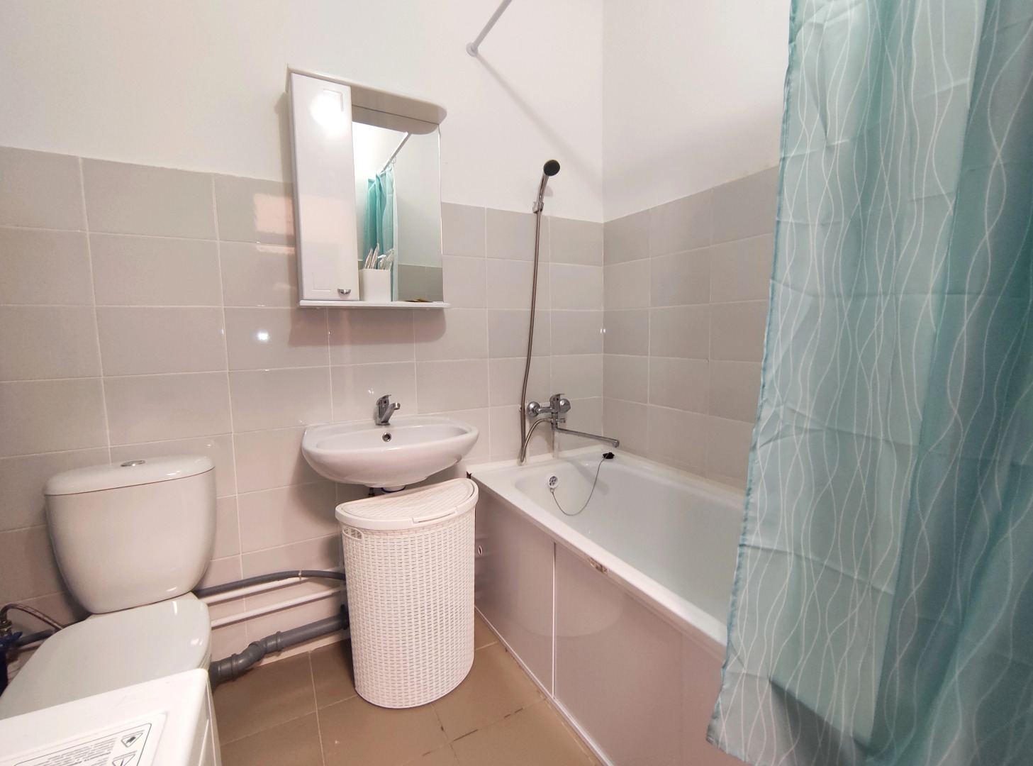 Квартира в Новом Доме с Ремонтом Рядом с Больницей и Баром