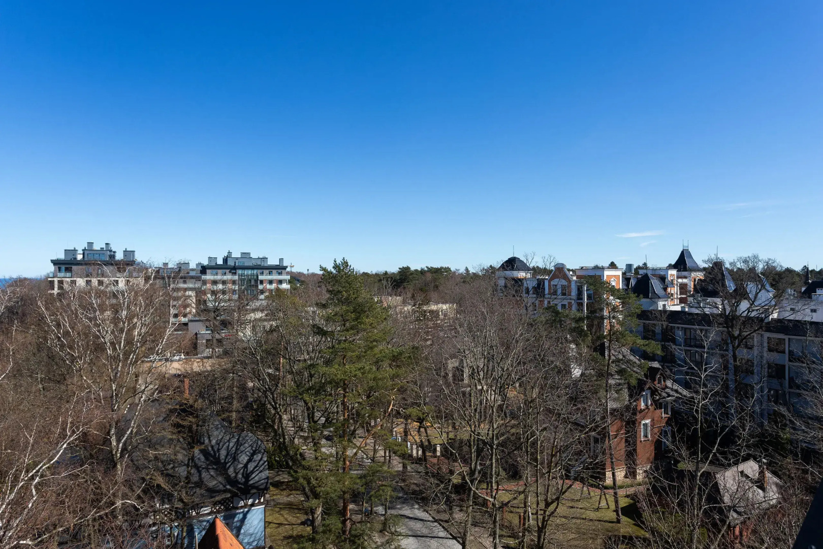 Квартира с Мансардными Окнами и Видом на Море