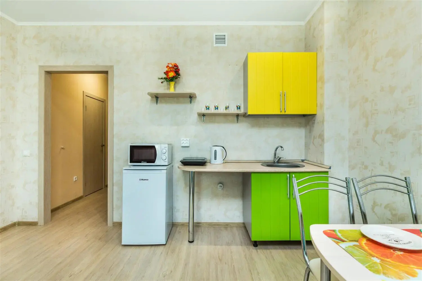 Апартаменты студия в ярких тонах в центре Тюмени