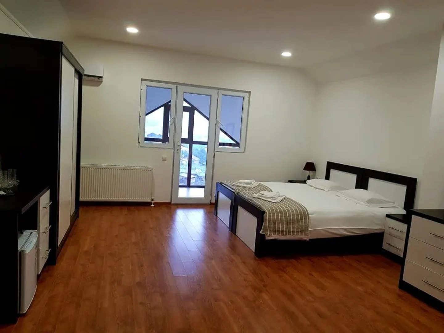 Отель Three Penguins