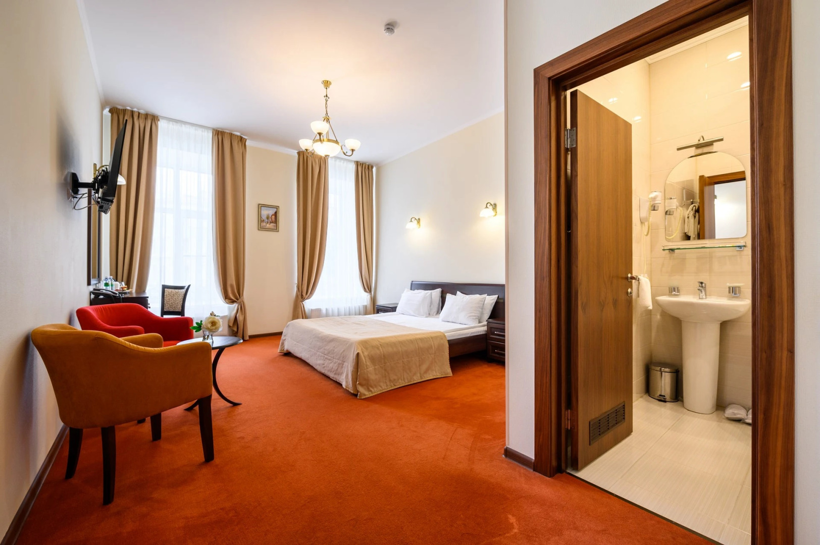 Соло на набережной реки Мойки 82