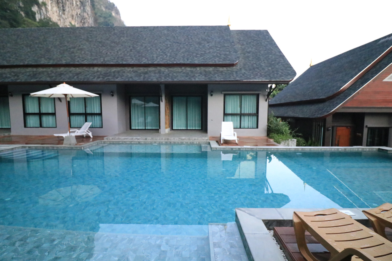 Отель The Scene Cliff View Villas