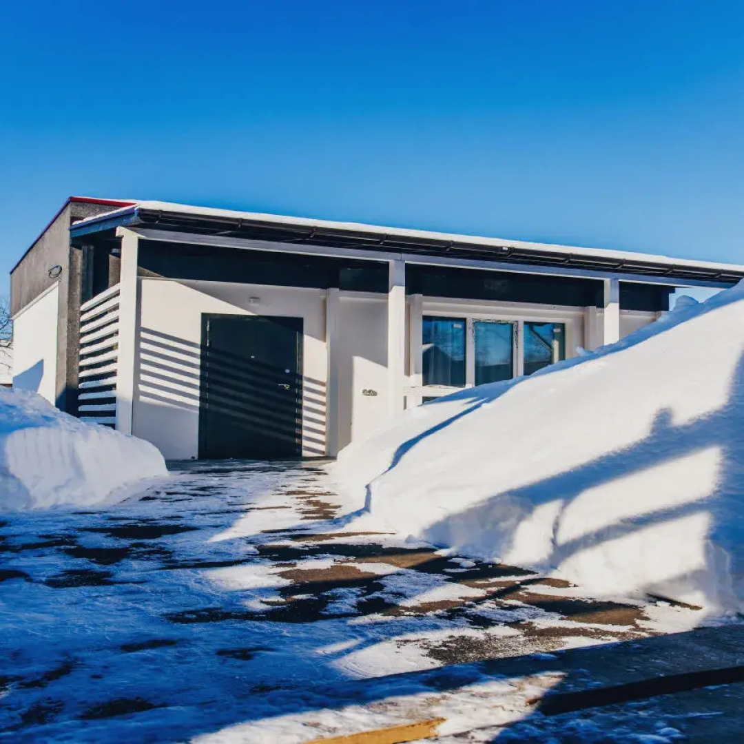Частный дом за городом Монотель синий дом