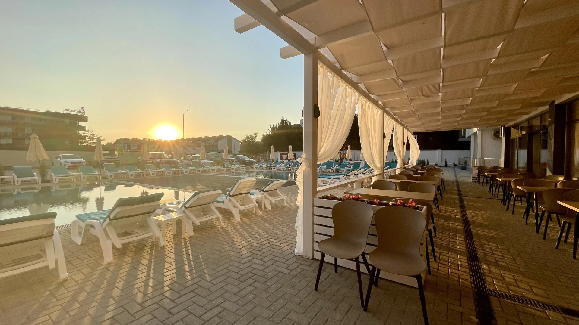 Апартаменты с бассейном у моря