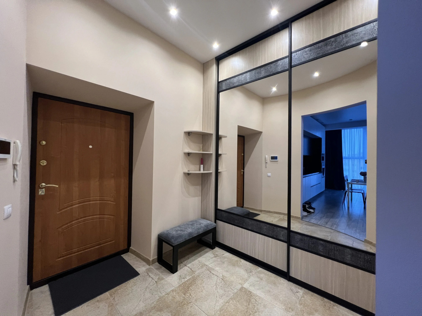 Квартира Просторная Студия с Панорамными Окнами в Центре