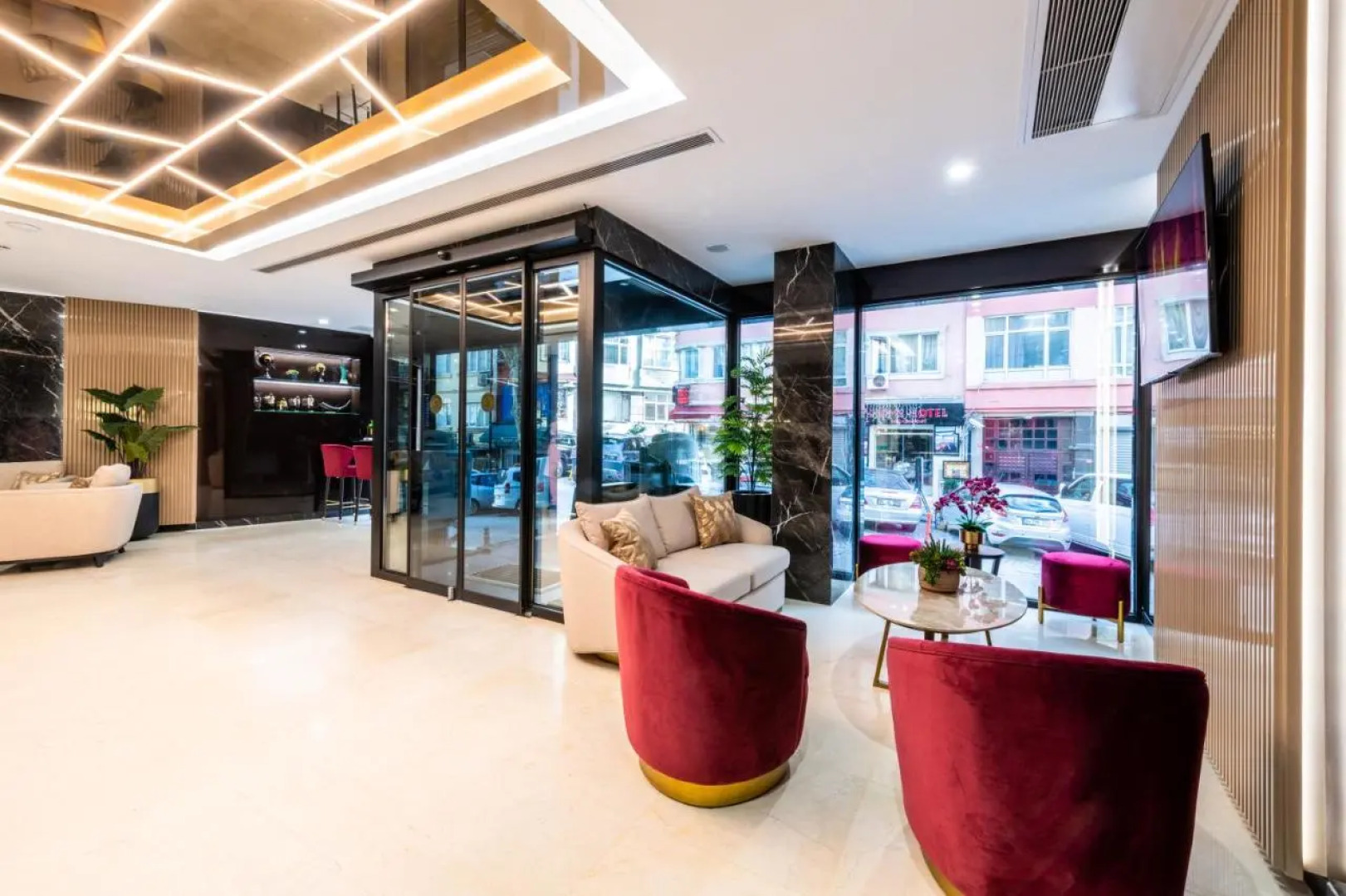 Aprilis Deluxe Hotel