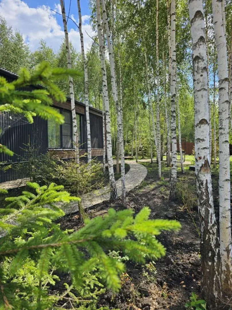 Частный дом Пaноpaмный дом в хвойнoм лесу с сaуной