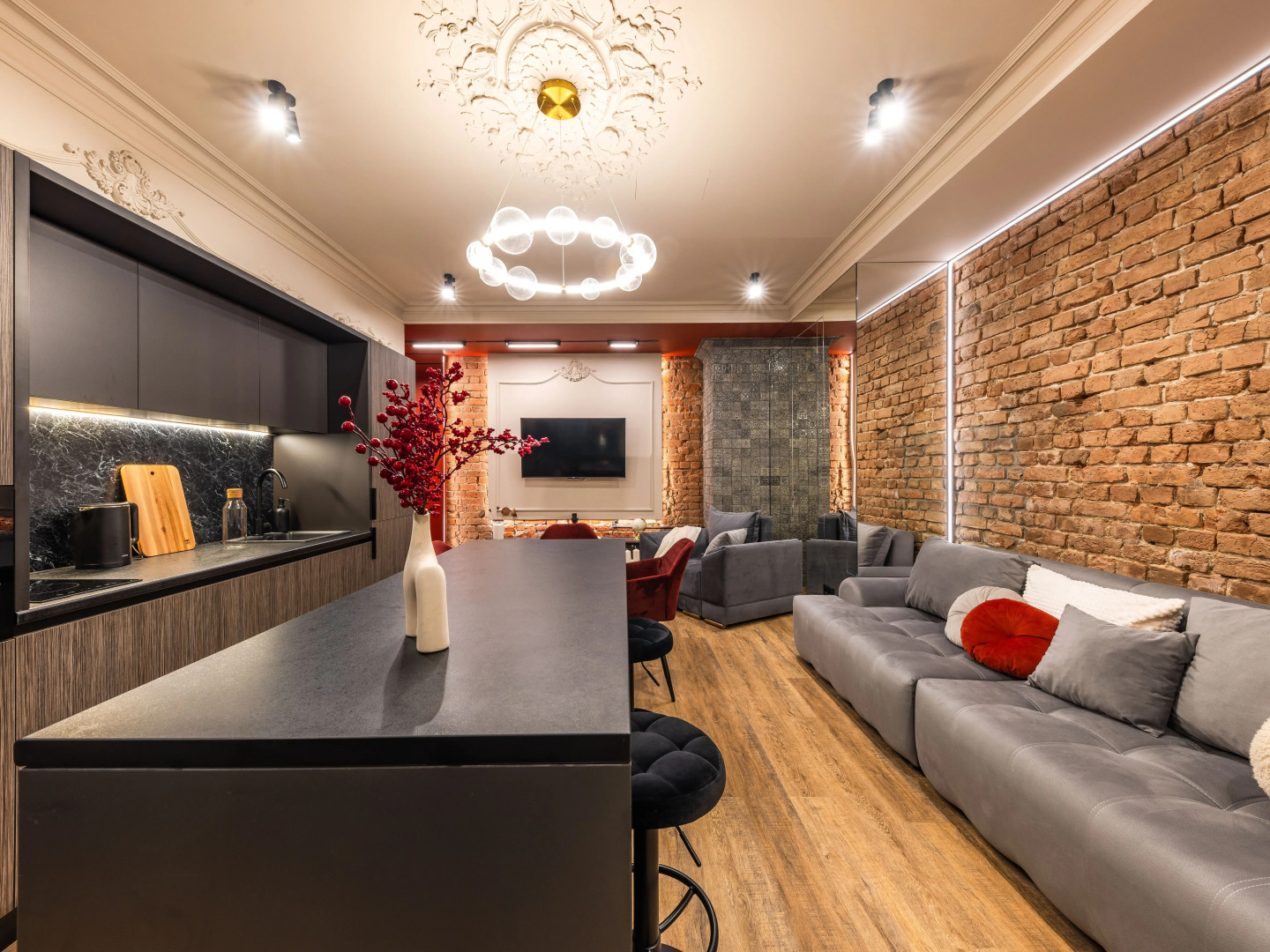 Шикарная двухкомнатная квартира в сердце Санкт-Петербурга