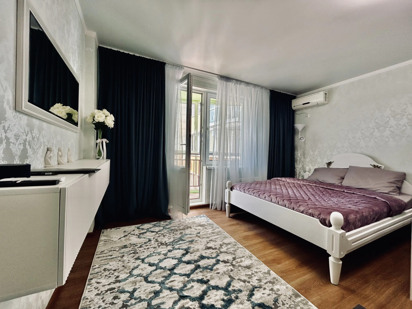 Квартира Уютная просторная однушка (55кв.) с АЛИСОЙ