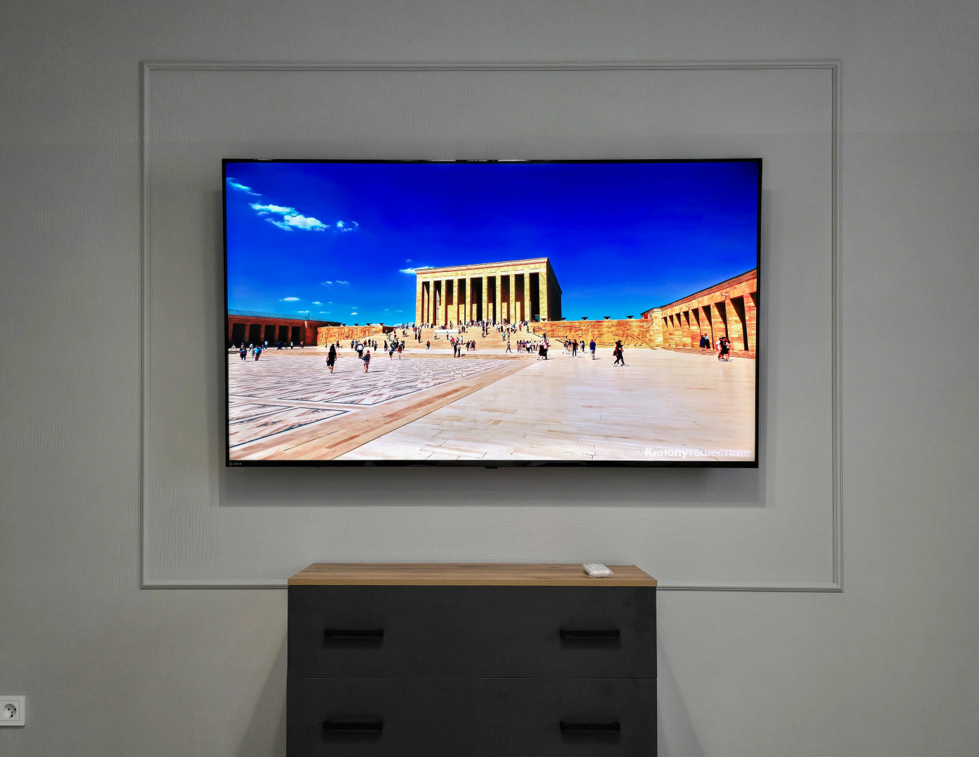 Квартира с большим телевизором и шикарным видом на реку Кубань 1