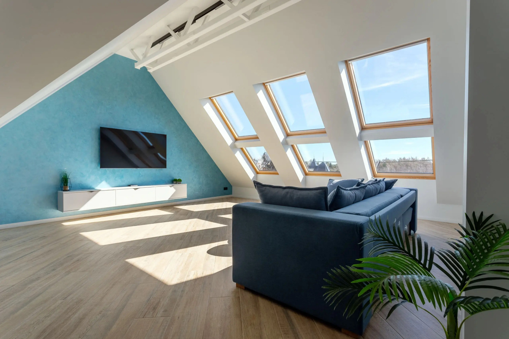 Квартира с Мансардными Окнами и Видом на Море