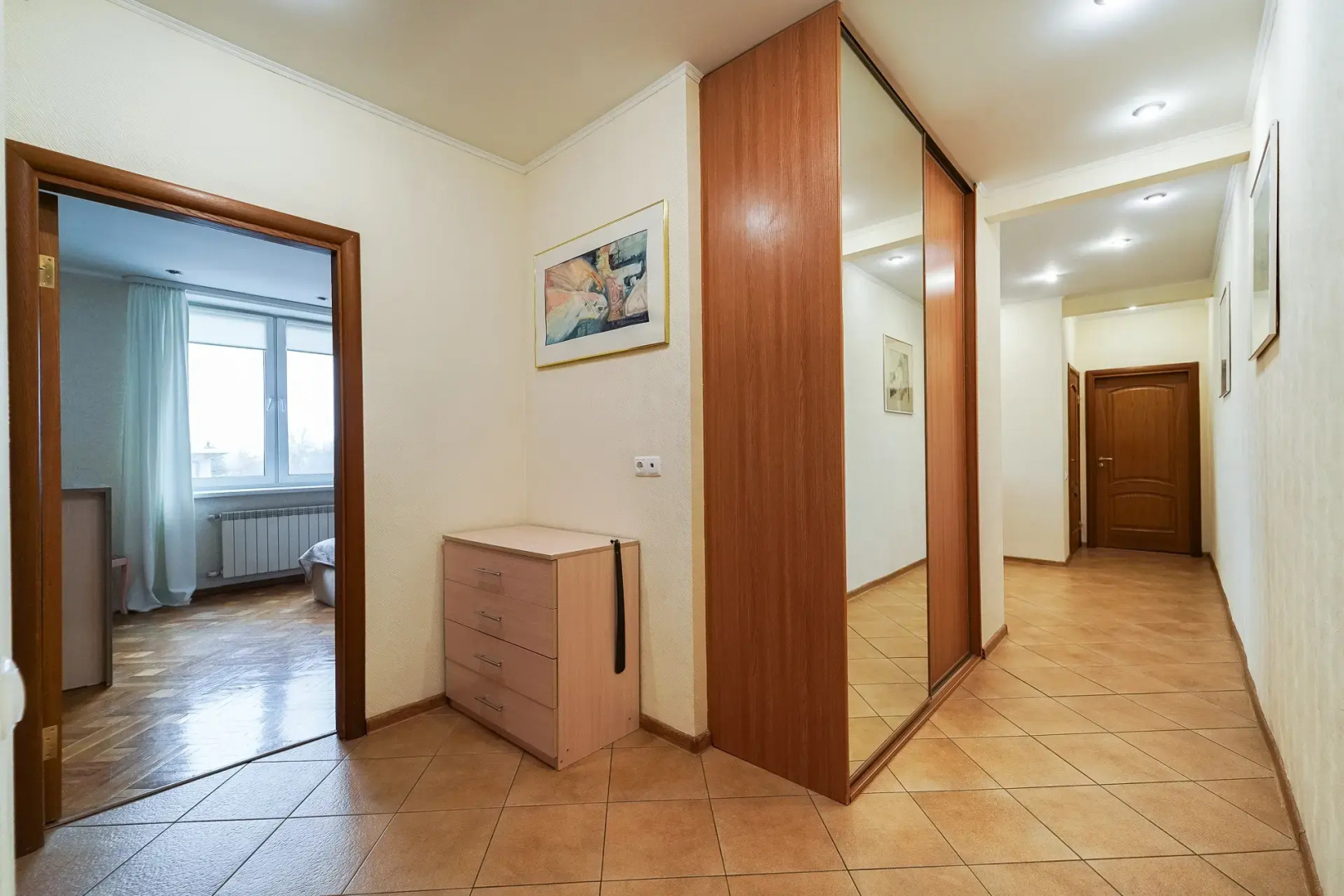 Квартира Просторная 3-комнатная в Центре Возле Метро