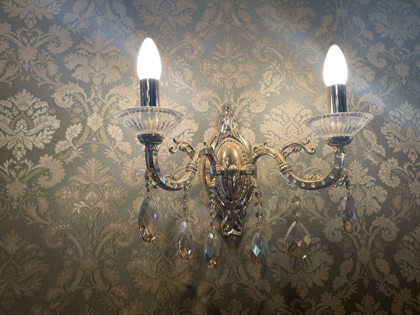 Частный дом с бассейном, сауной и камином