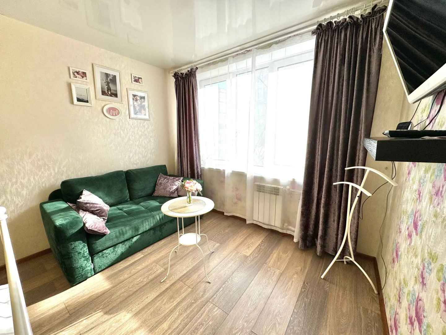 Уютная однокомнатная с изумрудным диваном и теплым полом