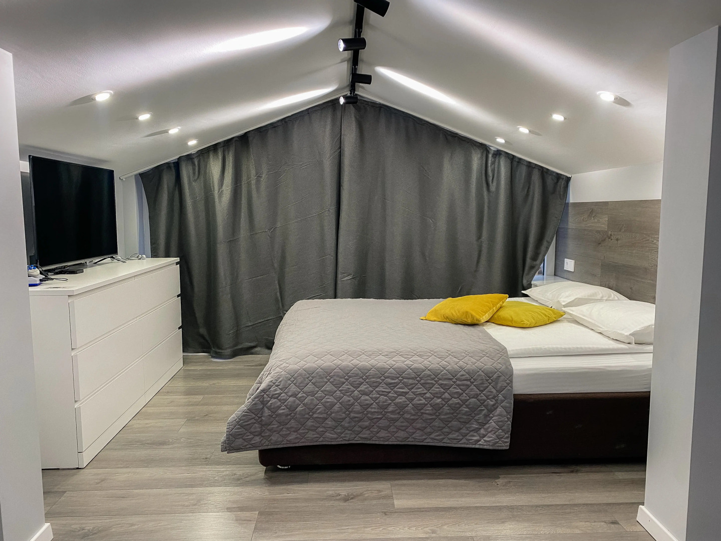 Студия с панорамным видом на озеро и горы