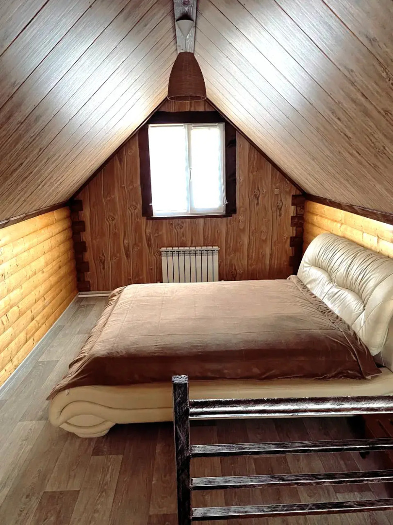 Частный дом с баней на дровах на берегу реки Миус