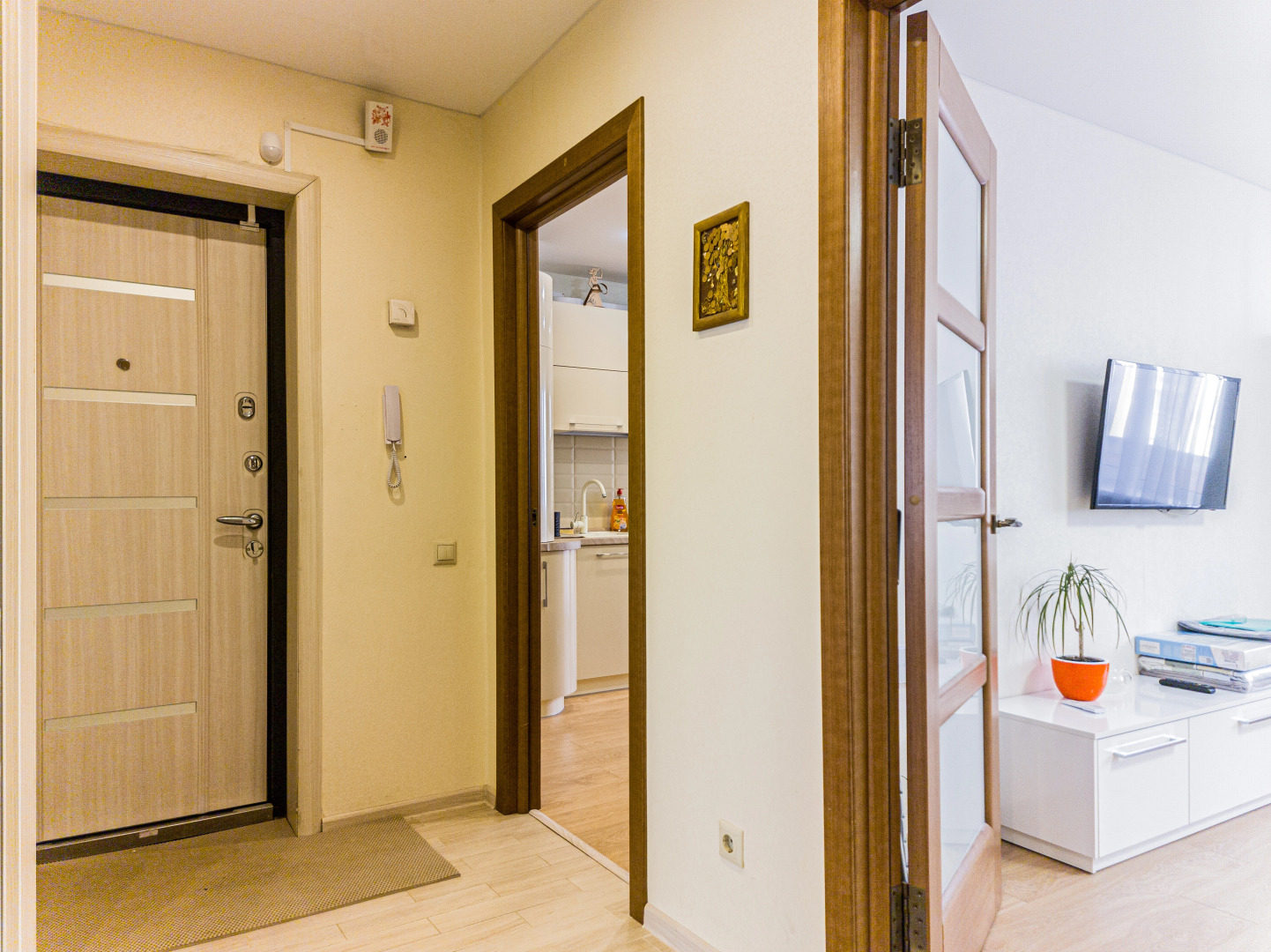 Апартаменты двухкомнатные в светлых тонах вблизи центра города