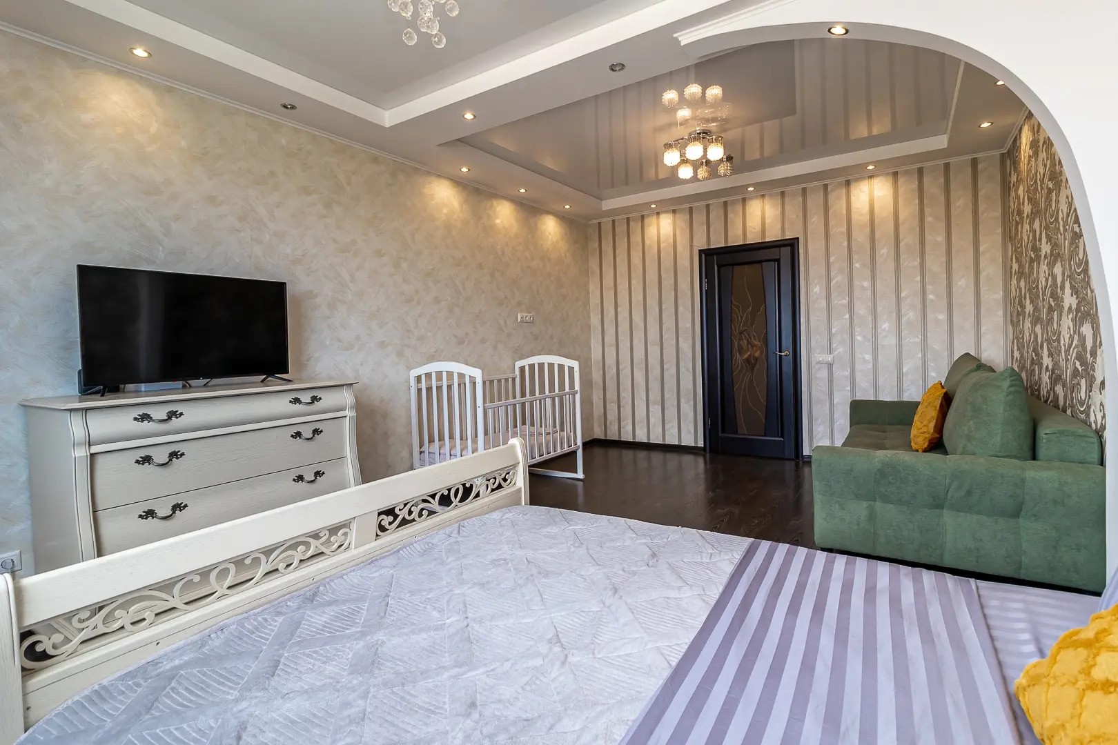 Квартира Просторная двухкомнатная недалеко от парка Галицкого