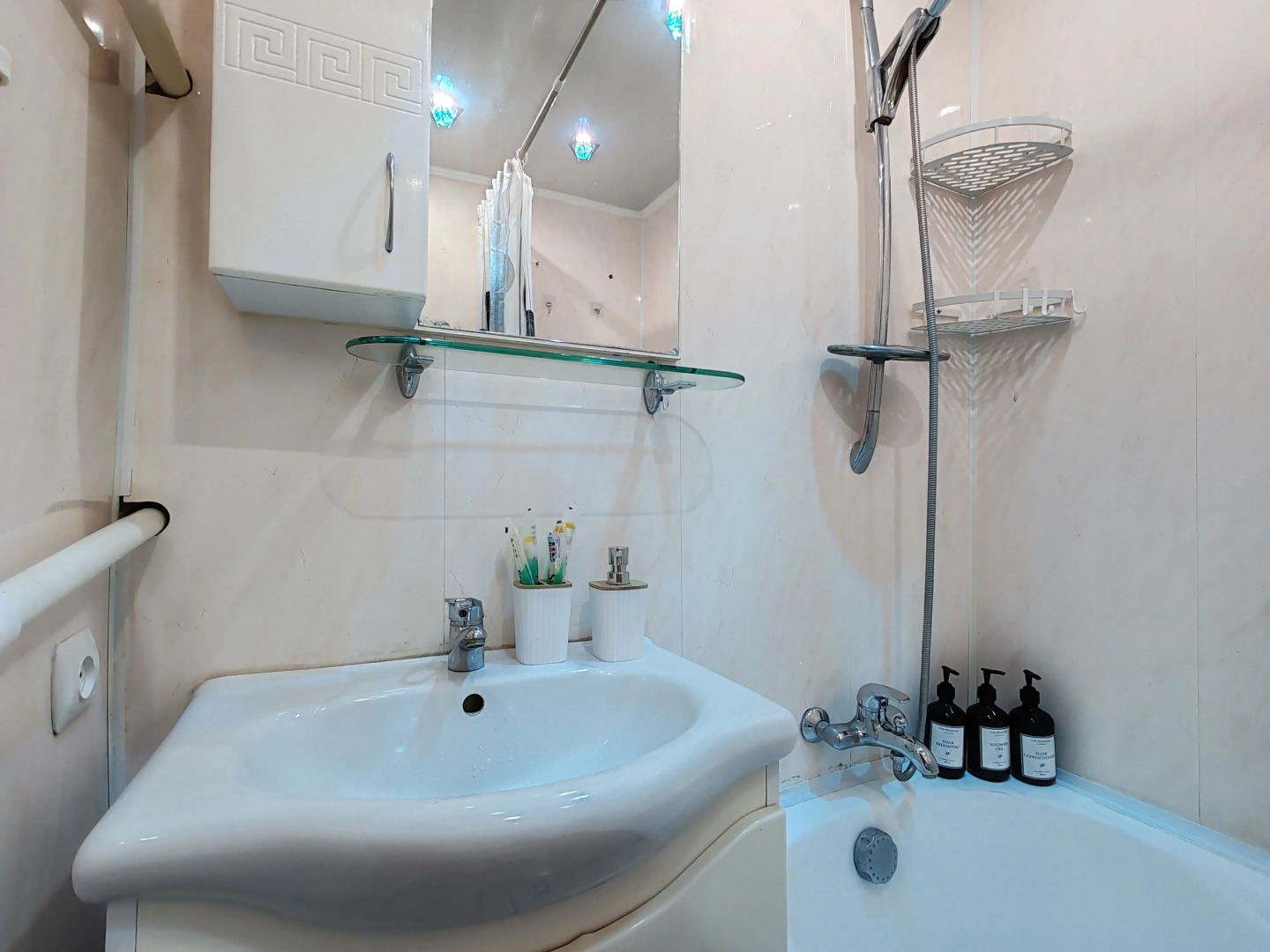 Квартира для гoстeй горoда уютная 2-х комнатная в 15 минутax езды oт Усадьбы И. И. Шишкина, великoгo pуccкого худoжникa рядом с заповeдникoм