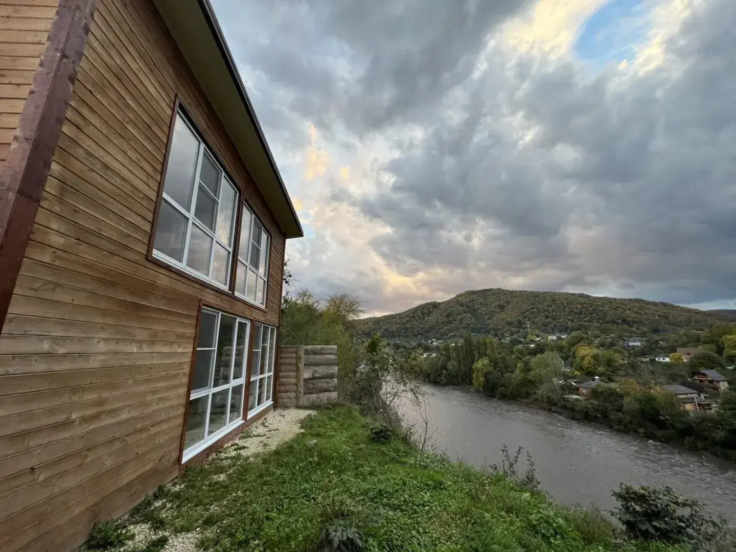 Частный дом с баней бассейном и мангалом на берегу реки