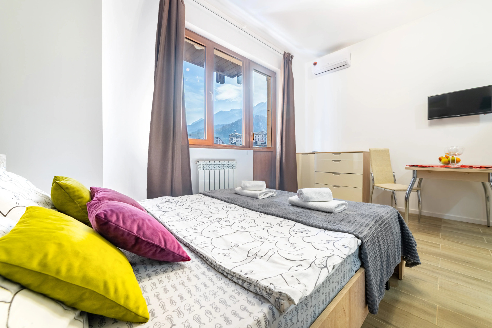 Апартаменты Просторная студия с балконом и видом на горы