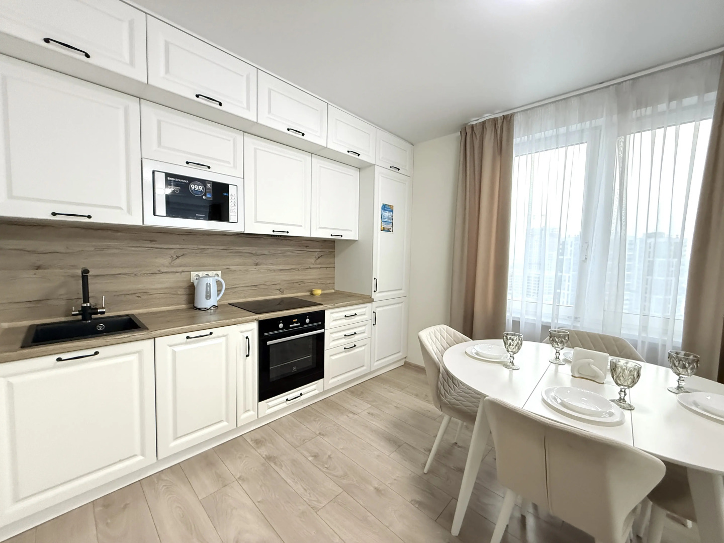 Апартаменты Элитные на берегу реки Тура с видом на Мост Влюбленных