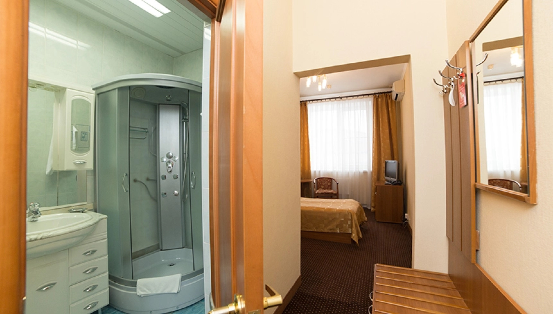 Отель Лидер