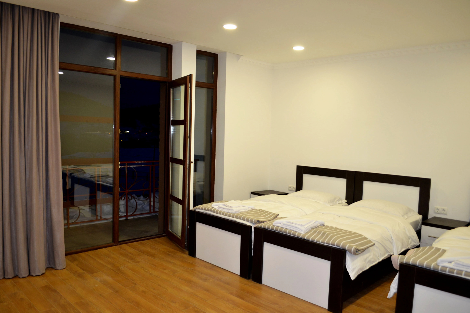 Отель Three Penguins