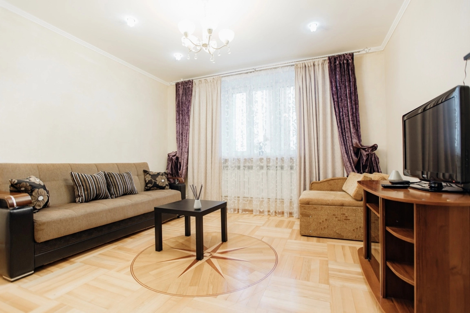 Трехкомнатные апартаменты возле Музея Космонавтики в Новом доме с Панорамными окнами 1/16