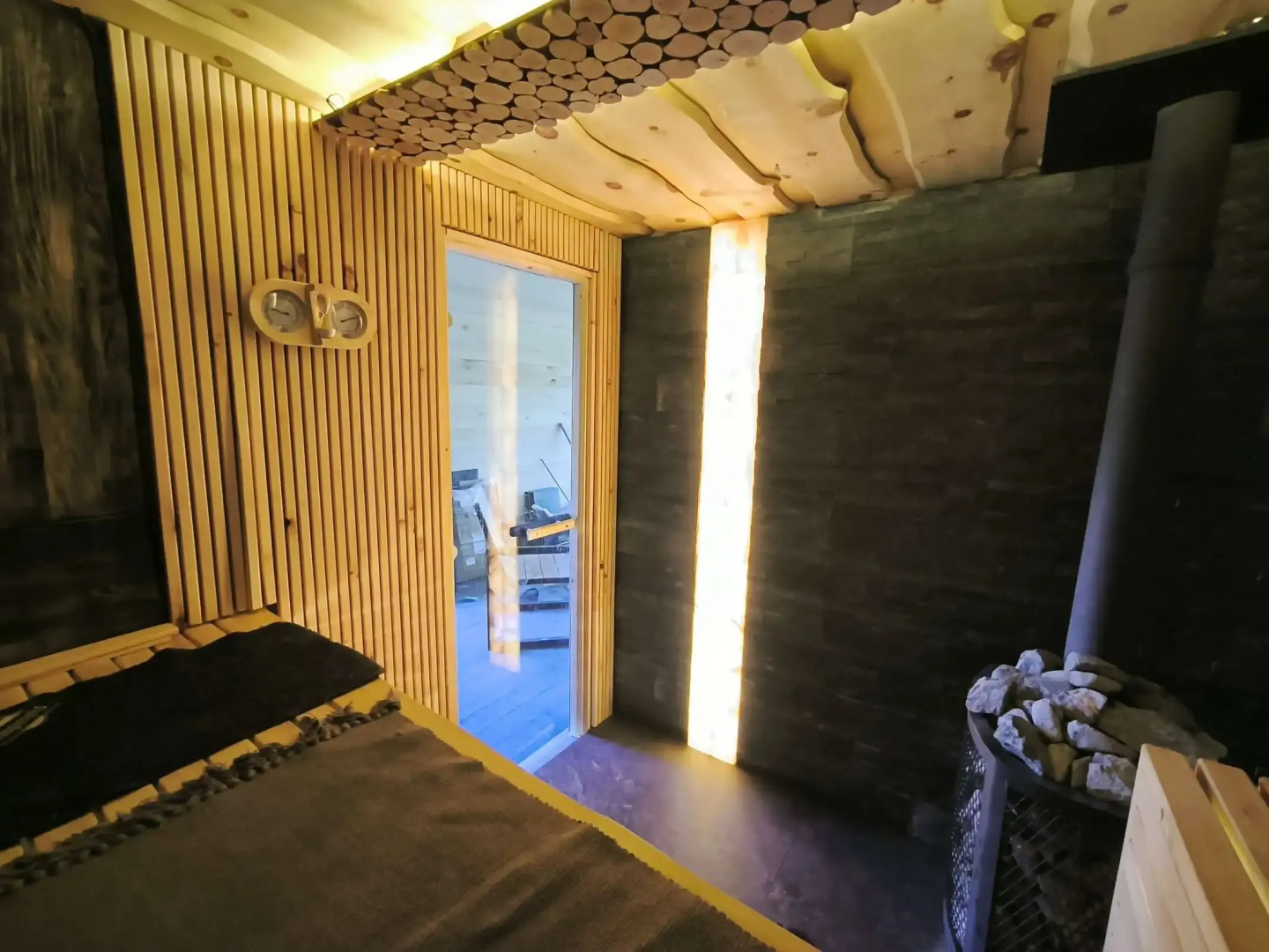 Шале двухэтажный А-фрейм с панорамным остеклением и террасой