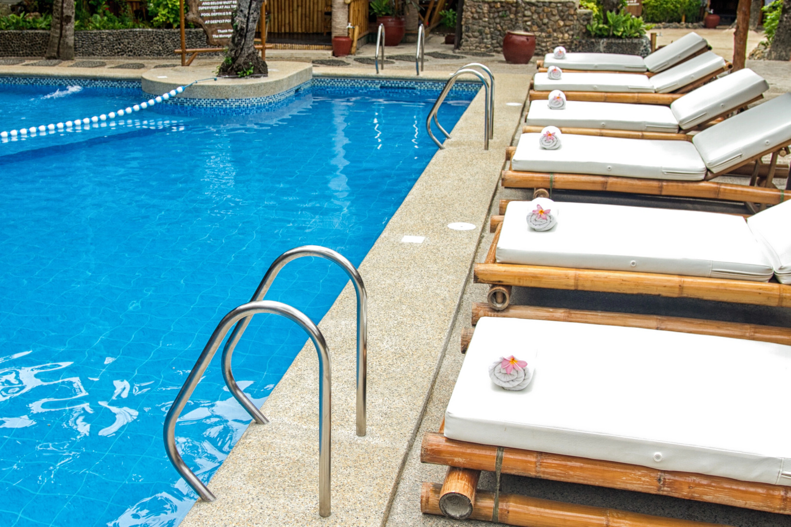 Отель Fridays Boracay Beach Resort