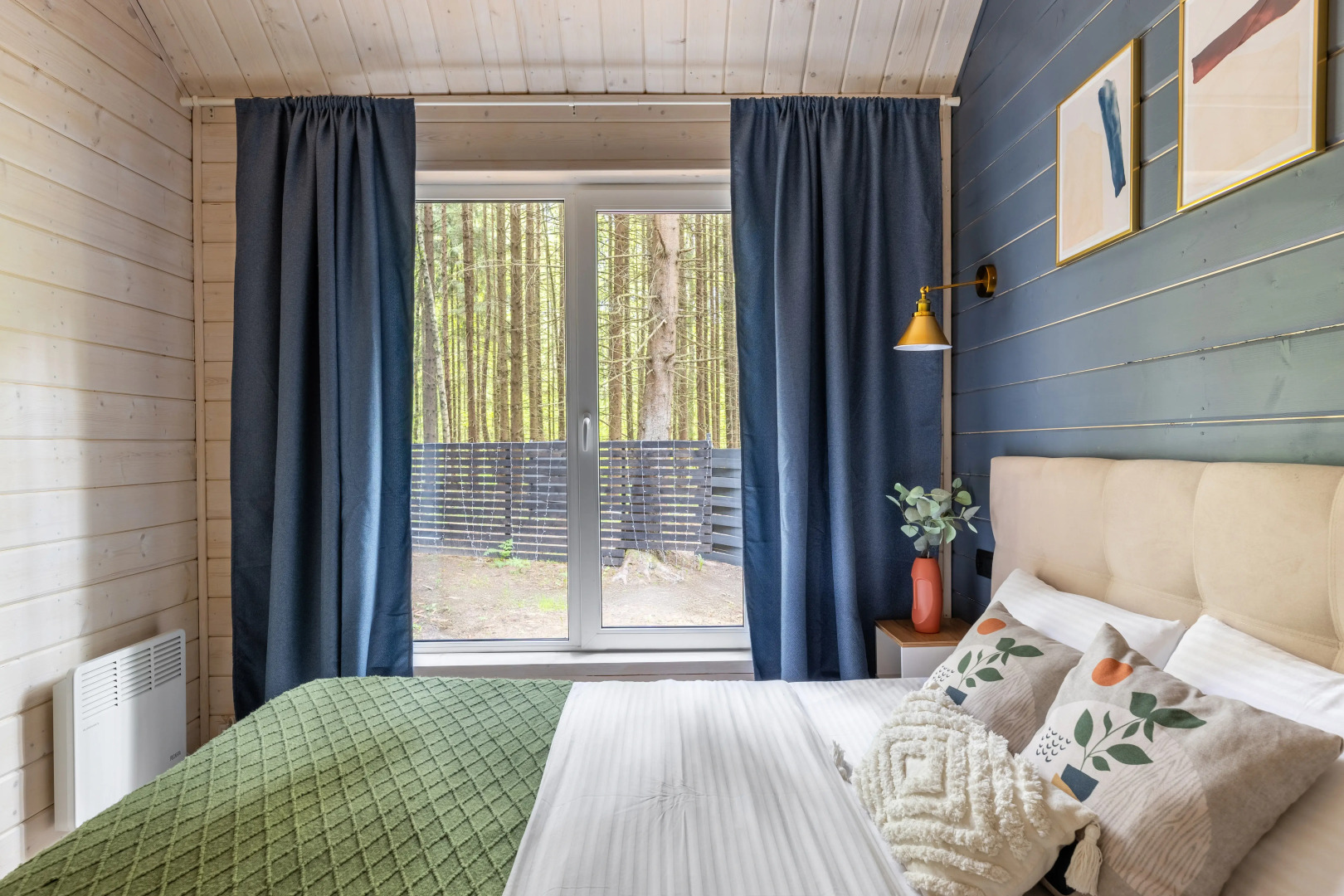 Частный дом в еловом лесу