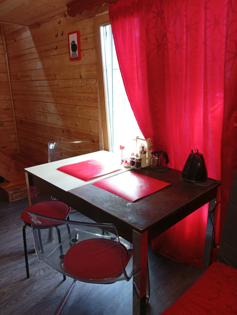 Частный дом с балконом у речки