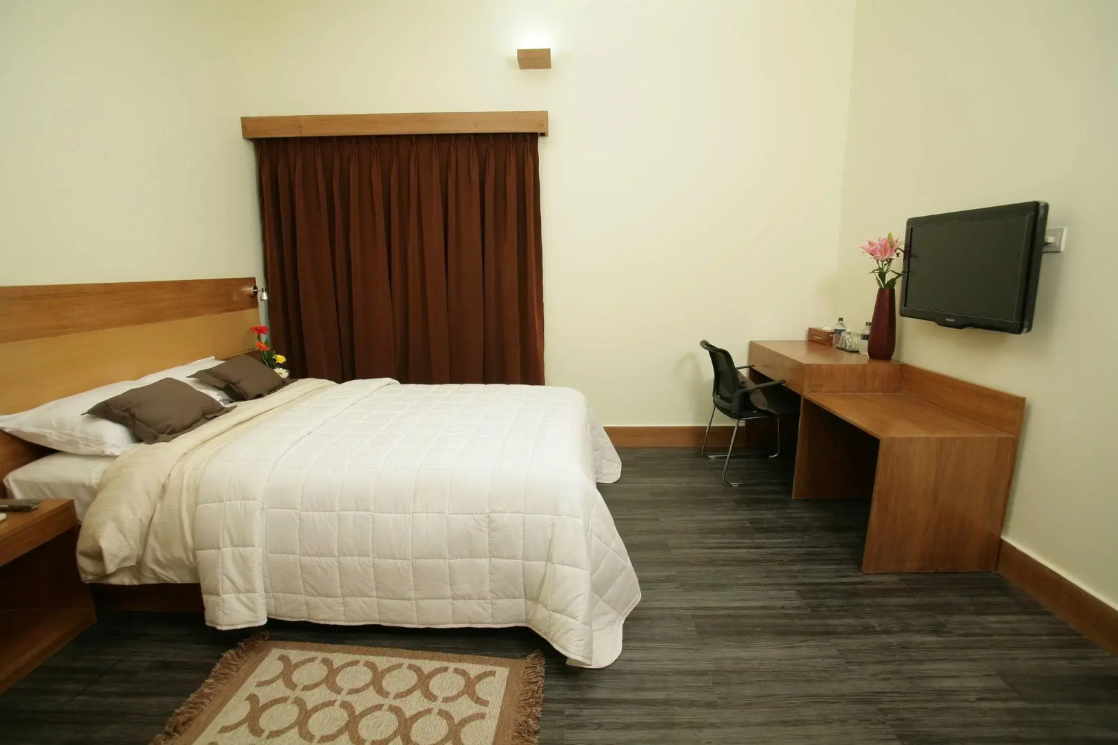 Отель Richmond Hotel & Suites