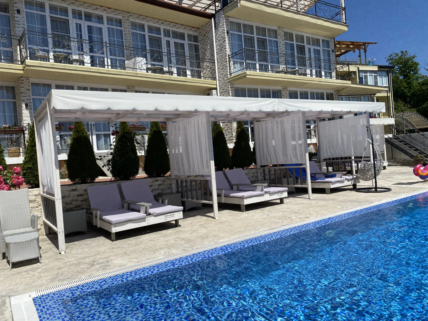 Отель Cromwell White