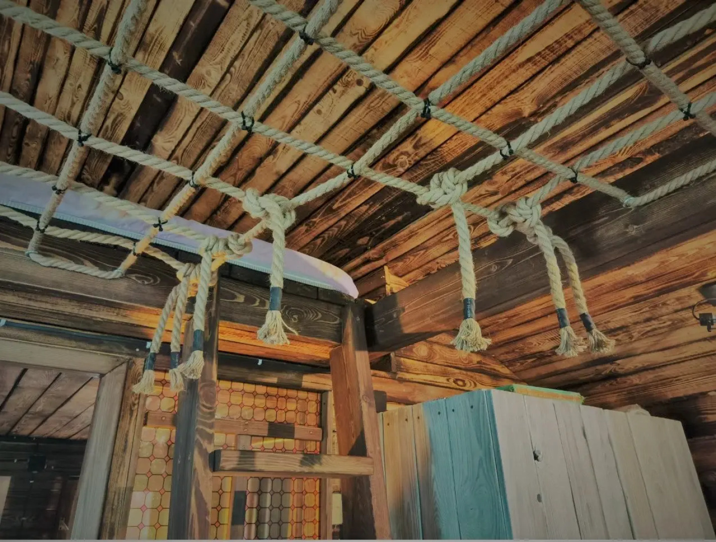 Частный дом в лесу у реки