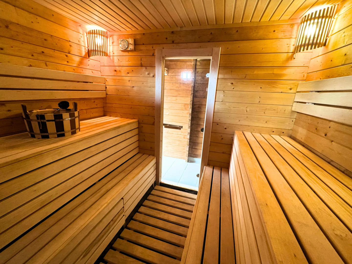 Частный дом с бассейном и баней