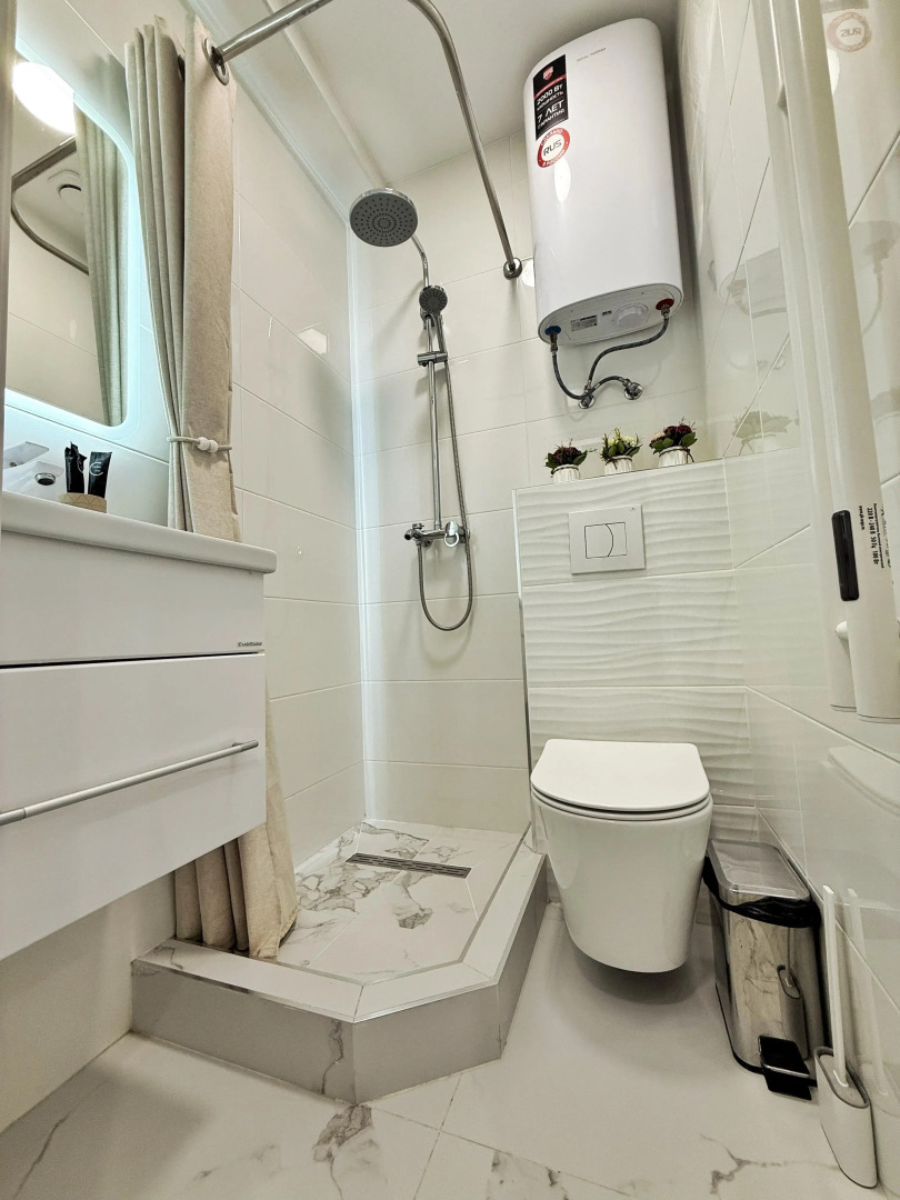 Апартаменты с небольшим балконом. 3 минуты до Моря. Для троих.