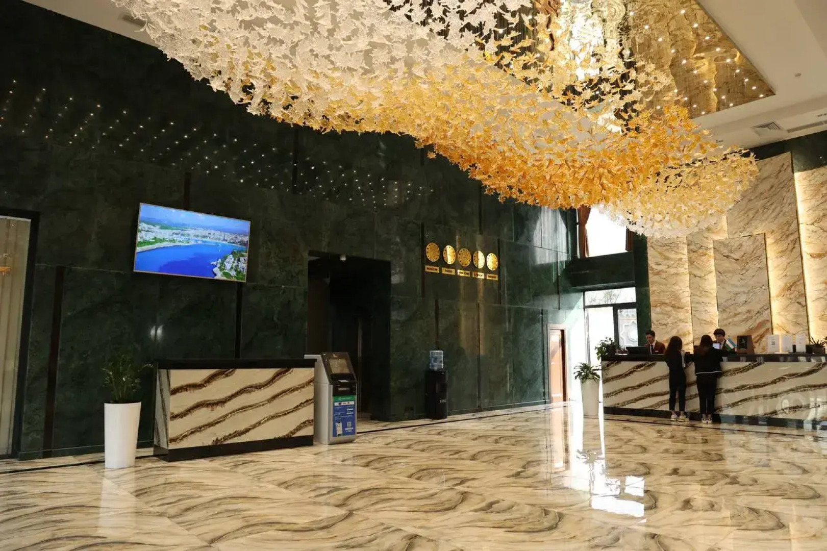 Отель Mir Luxe Plaza