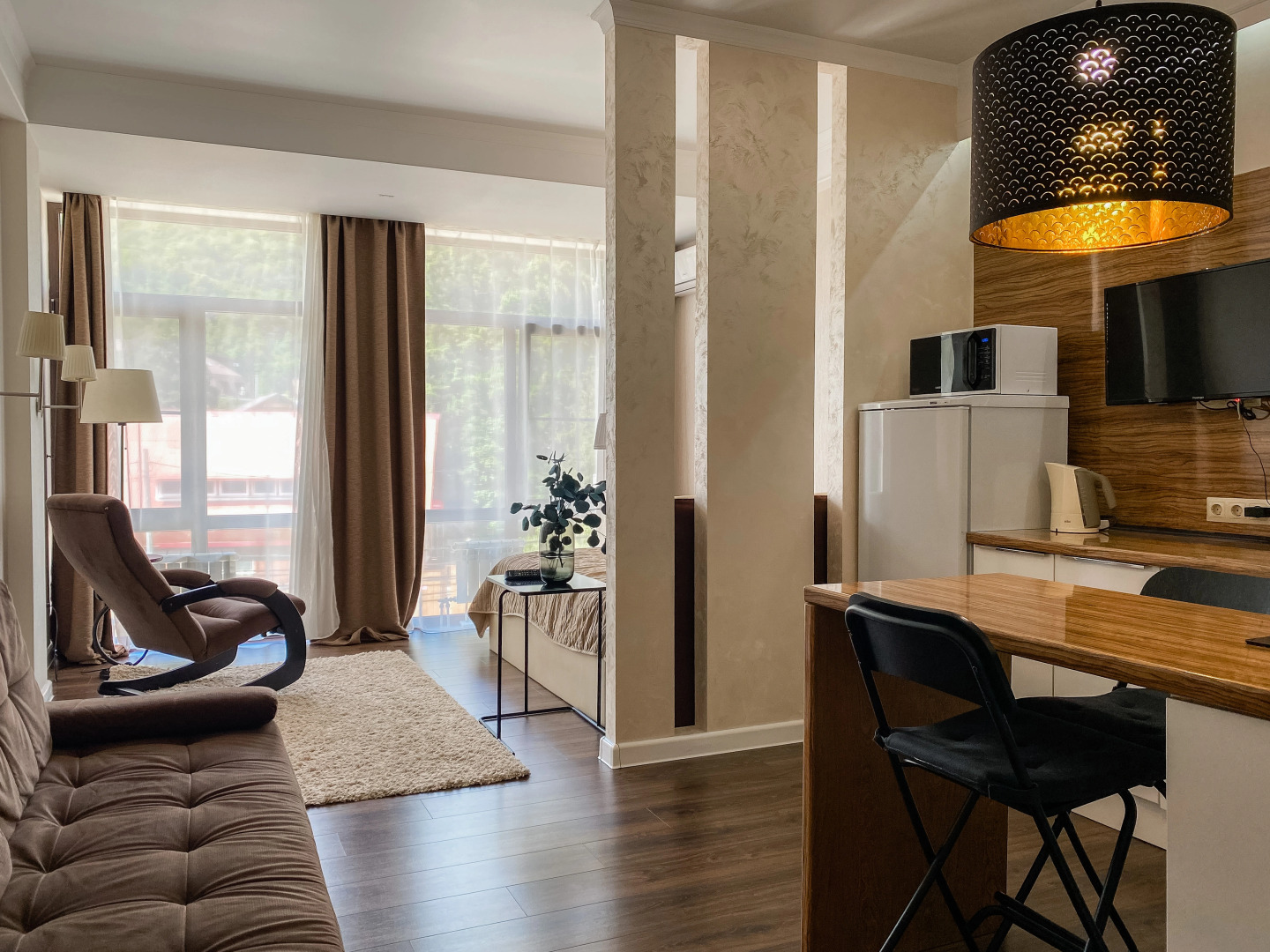 Студия с панорамным видом на центральной улице