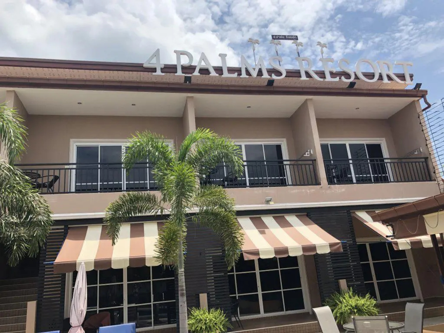 Отель 4 Palms Resort