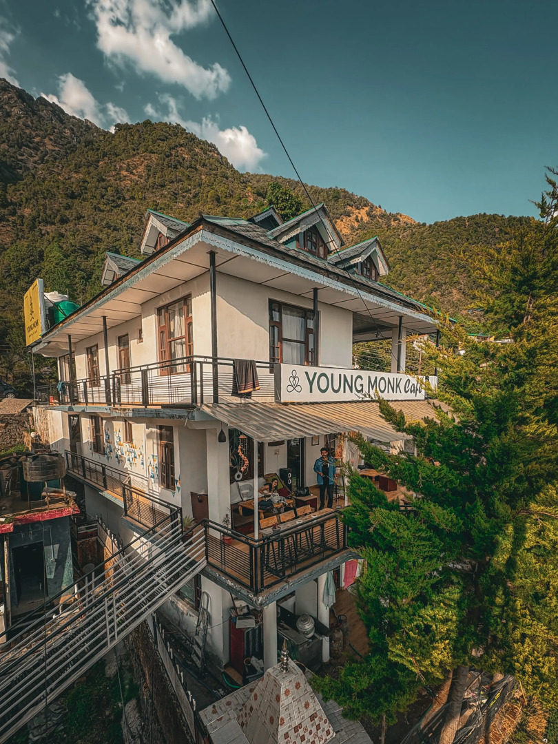 Хостел Young Monk Hostel & Cafe Dharamkot