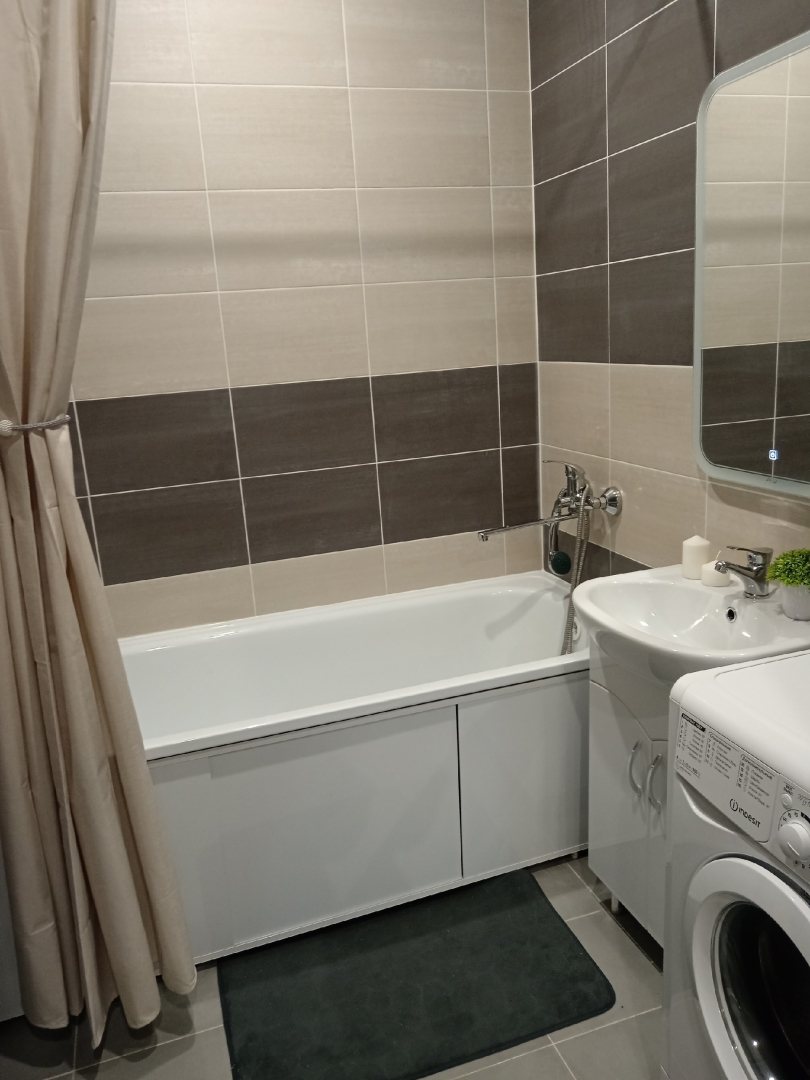 Квартира с панорамными окнами с видом на озеро