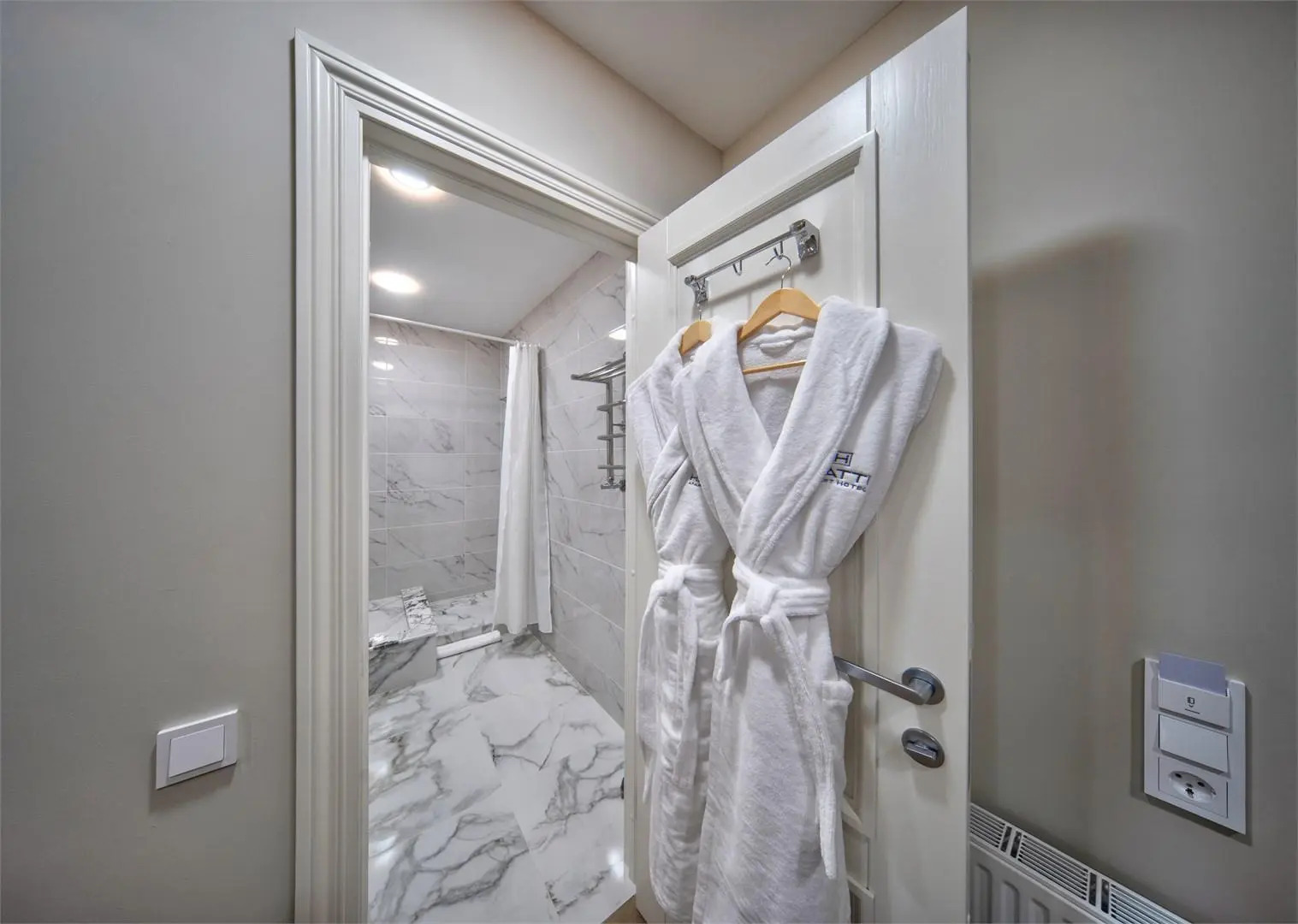 Хатти Апарт